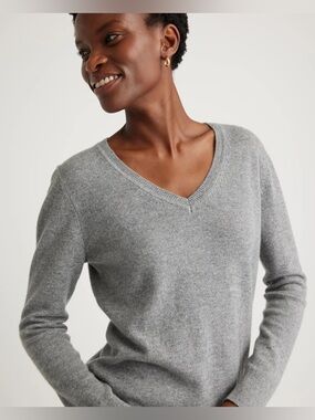 Quince Mongolian Cashmere V-neck Sweater in Heather Grey Size Medium